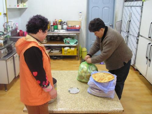 음식 배달 준비에 한창인 조해정씨(오른쪽)와 공공근로자 